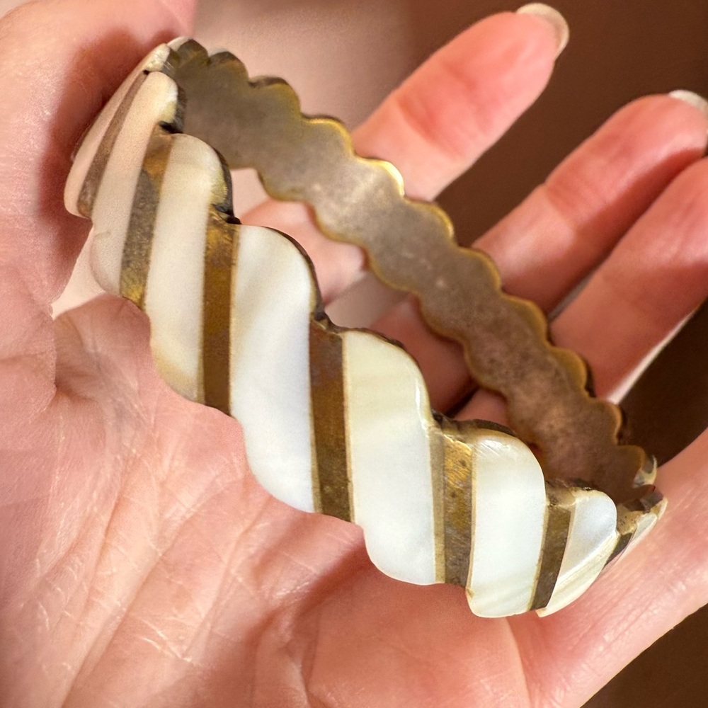 Vintage Mother of pearl brass scalloped art deco wide bangle bracelet - Picture 17 of 17